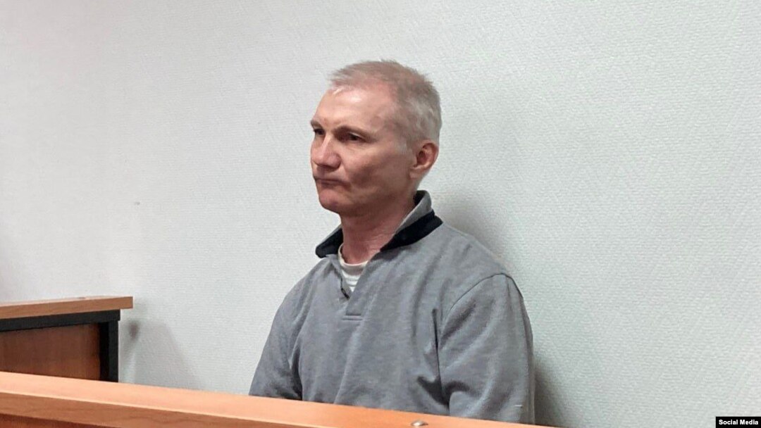 Alexei Moscaliov a fost condamnat după ce fiica sa de 12 ani a făcut la școală un desen cu o mamă ucraineancă protejându-și copilul de rachetele din Rusia. Directoarea școlii a chemat poliția, bărbatul a fost arestat, iar fetița a fost trimisă la un adăpost pentru copii orfani.