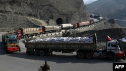  کاروان لاری های که اموال تجارتی را به افغانستان و پاکستان منتقل می کنند