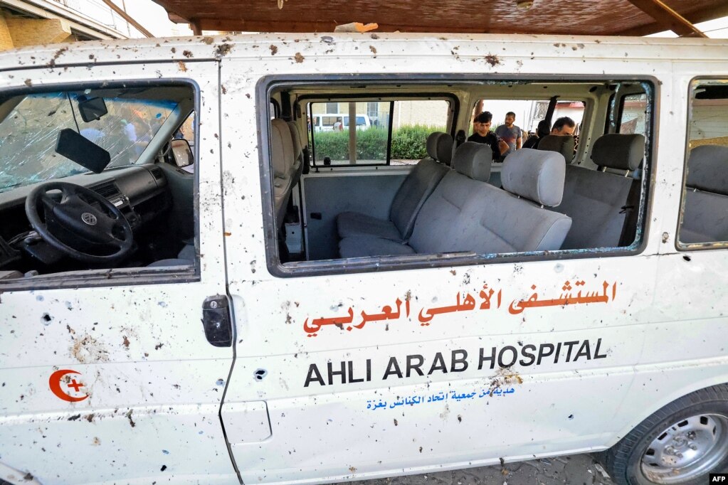 Kjo foto e bërë më 18 tetor 2023 tregon një automjet të dëmtuar që i përket spitalit Al-Ahli në Gazë, si pasojë e një shpërthimi gjatë natës.