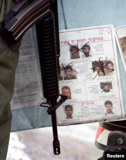 یک اعلان عمومی پلیس مرزی اسرائیل در ژانویه ۱۹۹۶، درست پس از کشته شدن یحیی عیاش، شبه‌نظامیان فلسطینی تحت تعقیب را نشان می‌دهد که برخی از جمله محمد الضیف (تصویر پایین/چپ) تا آن زمان شکار نشده‌اند