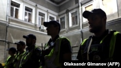Rendőrök eligazításon az éjszakai szolgálat előtt Odesszában 2023. május 25-én