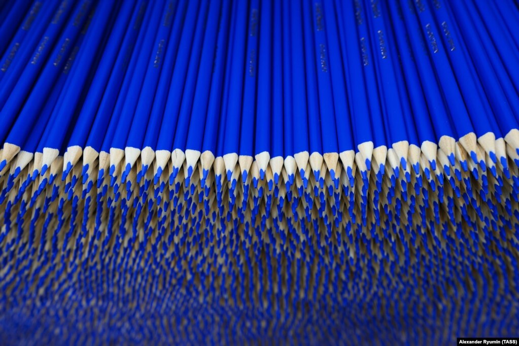 Një pamje që tregon lapsa me ngjyrë të kaltër në një fabrikë lapsash në Rusi.