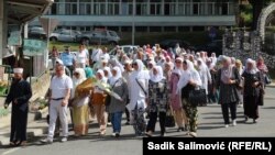 Majke Srebrenice obilaze mjesta stradanja ubijenih žrtava genocida, 13. juli 2023. 