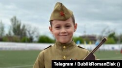 Участник военного "парада детей" в Ейске, Краснодарский край, 29 апреля 2023 г. Фотография из телеграм-канала главы района Романа Бублика.