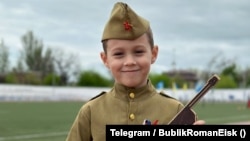 Участник военного "парада детей" в Ейске, Краснодарский край, 29 апреля 2023 г. Фотография из телеграм-канала главы района Романа Бублика