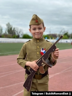 Tânăr participant la parada militară a copiilor din Yeisk, Krasnodar, Rusia. 29 aprilie 2023.