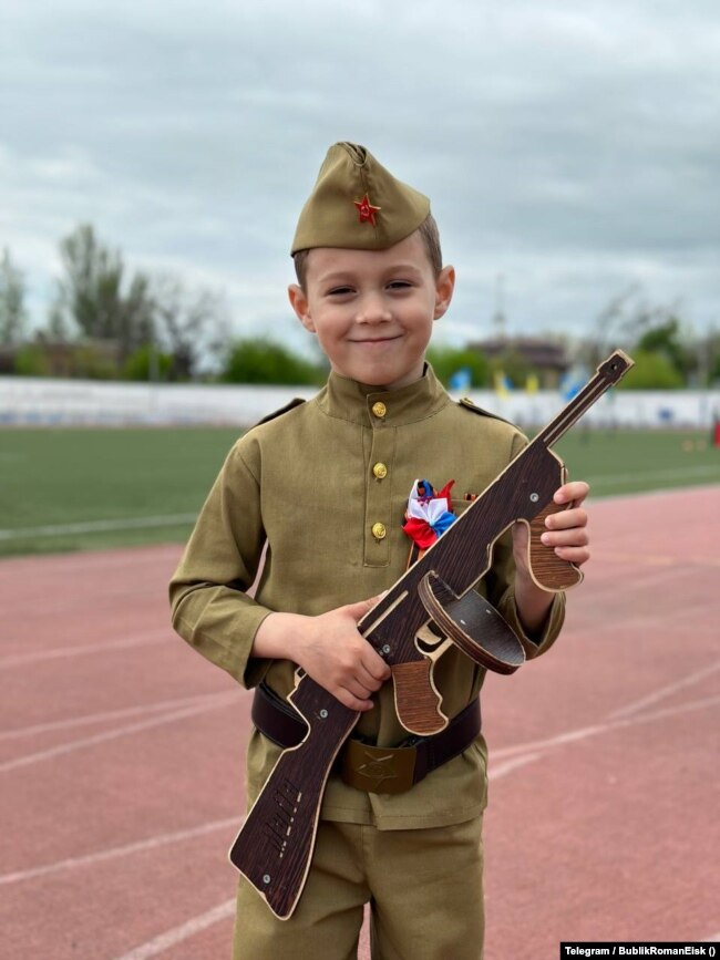Un partecipante a una "parata di bambini" militare a Yeisk, Krasnodar, Russia, ad aprile.
