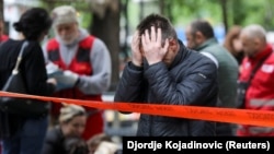 Фотографија снимена пред училиштето Владислав Рибникар во Белград каде 13-годишен ученик на 3 мај 2023 уби осум соученици
