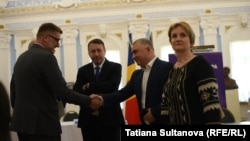La ceremonia semnării „Pactului pentru Europa”, unul din brokerii săi principali - Igor Munteanu (centru), fost ambasador moldovean în Statele Unite, liderul, liderul Coaliției pentru Unitate și Bunăstare.