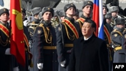 Președintele Chinei, Xi Jinping, trece în revistă gărzile de onoare în timpul ceremoniei de bun venit pe aeroportul Vnukovo din Moscova, 20 martie 2023