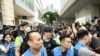 Tüntetők a bíróság épülete előtt Hongkongban 2024. május 30-án