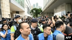 Mediat qëndrojnë jashtë gjykatës në Hong Kong, gjatë shqiptimit të vendimit të aktivistët. 30 maj 2024. 