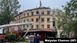 Oštećena zgrada u ruskom raketnom napadu, Lviv, 6. jul 2023.