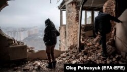 Разрушенная обломками сбитого российского дрона квартира в Киеве, 22 декабря 2023 года
