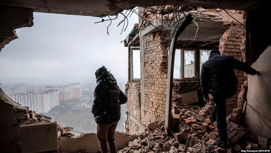 Tetiana (40 de ani) inspectează apartamentul în ruine, după un atac cu drone asupra unei clădiri rezidențiale din Kiev, Ucraina, 22 decembrie 2023