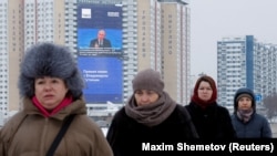 Уличная трансляция обращения Владимира Путина к Федеральному собранию в Москве. Россия, 14 декабря 2023 года