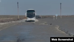 Перелив через трассу, как утверждается, вблизи Кульсары, административного центра Жылыойского района Атырауской области. Фрагмент скриншота из видео
