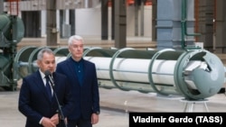 რუსეთის თავდაცვის მინისტრი სერგეი შოიგუ და მოსკოვის მერი სერგეი სობიანინი მოსკოვში "ალმაზ-ანტეის" ქარხნის გახსნაზე. ოქტომბერი, 2023
