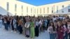 Nxënësit e rreshtuar në pritje për t'u futur në klasët e tyre në ditën e parë të vitit të ri shkollor në Shkollën Fillore "Gjon Buzuku" në Tiranë, 11 shtator 2023. 