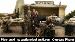 Себастьян с украинскими военнослужащими на одном из блокпостов. Трёхизбенка, Луганская область Украины. Апрель 2015 года