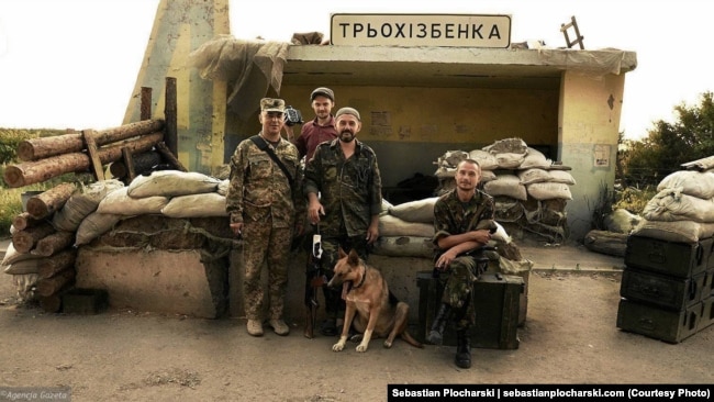 Себастьян с украинскими военнослужащими на одном из блокпостов. Трёхизбенка, Луганская область Украины. Апрель 2015 года