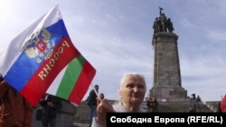 Участница пророссийского митинга у памятника Советской армии