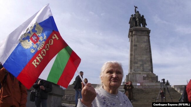 Участница пророссийского митинга у памятника Советской армии