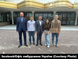 Омбудсман Украины Дмитрий Лубинец в Гааге вместе с украинскими детьми, которых удалось вернуть после депортации в Россию. Нидерланды, 2023 год