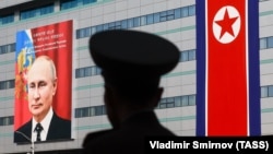 Пхеньянның орталық алаңындағы Ресей президенті Владимир Путиннің суреті бар плакат. Солтүстік Корея, 18 маусым, 2024 жыл.