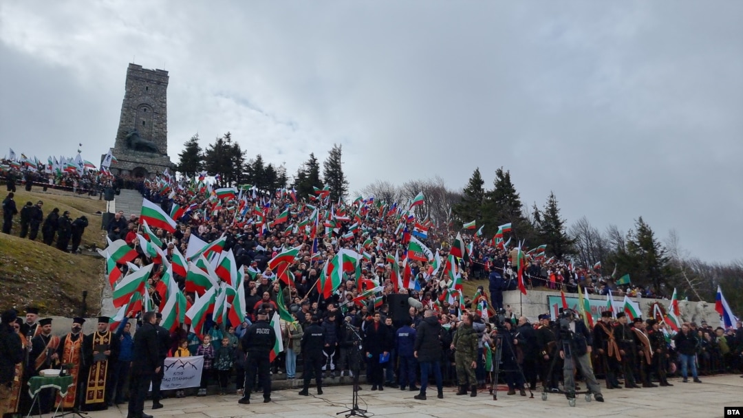 Пътят към връх Шипка беше затворен заради струпването на хора в деня на националния празник на България. Част от присъстващите носеха руски знамена. 3 март 2024 г.