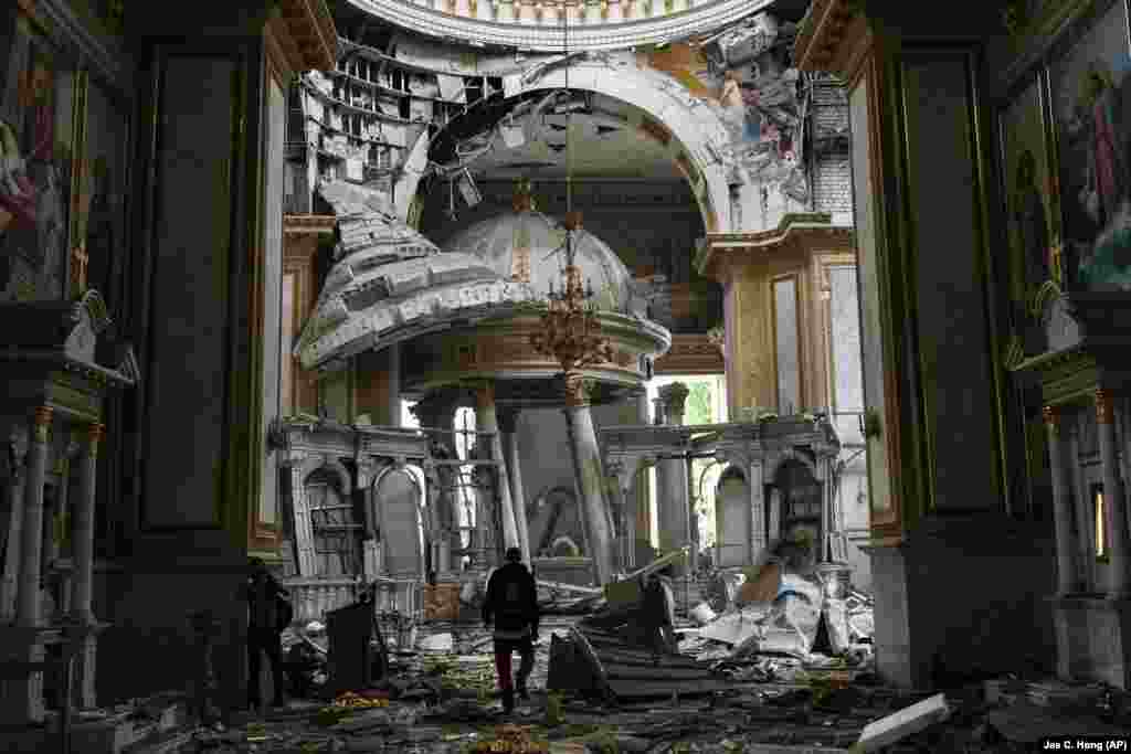 По словам клирика, нарушен фундамент собора, центральные сваи, половина здания осталась без крыши, повреждена лепнина, вылетели все окна