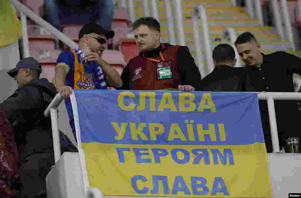 Слава на украинските херои - Навивачи со знамиња за поддршка на Украина