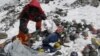 Šerpas skuplja đubre koje je ostalo iza planinara na visini od oko 8.000 metara na Mont Everestu, 23. maj 2010.