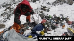 Šerpas skuplja đubre koje je ostalo iza planinara na visini od oko 8.000 metara na Mont Everestu, 23. maj 2010.
