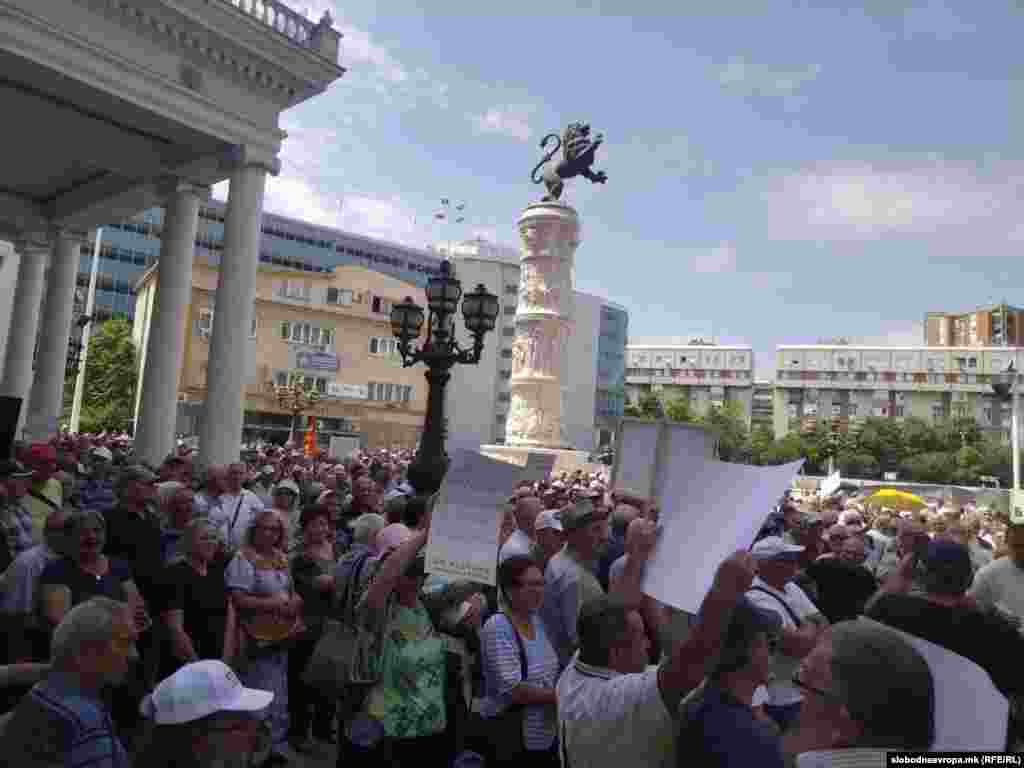 Пред да дојдат пред Министерството за труд и социјала, пензионерите протестираа пред седиштето на Сојузот на пензионери