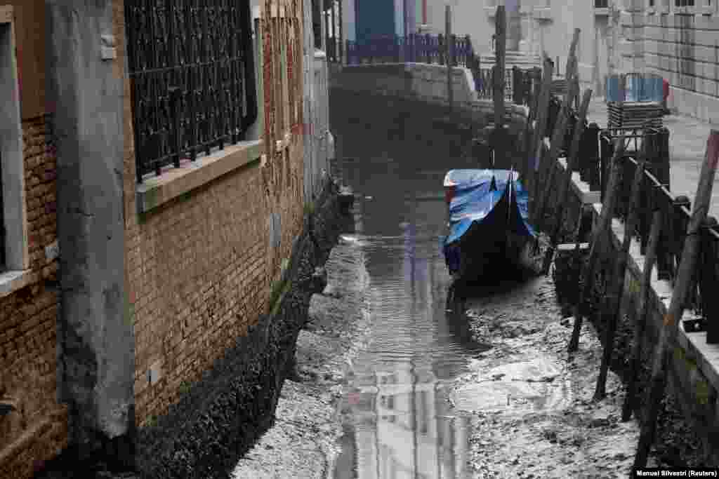 Venecia po përballet me batica jashtëzakonisht të ulëta, gjë që po i pengon gondolat, taksitë e ujit dhe ambulancat të lundrojnë në disa nga kanalet e saj të famshme.