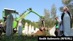 Do sad je otvarano više od 1.000 grobova da bi se pridodali naknadno identificirani posmrtni ostaci već ukopanim žrtvama genocida, Memorijalni centar Srebrenica-Potočari, 15. jula 2024.