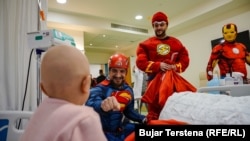 Redžepaj, obučen u kostim Supermena, zajedno sa drugim volonterima posjećuje dijete na odjeljenju pedijatrijske onkologije prištinskog kliničkog centra.
