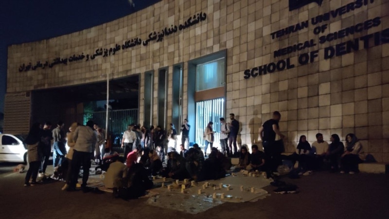 منع ورود دانشجوی دندانپزشکی به دانشگاه به خاطر اعتراض به اخراج دانشجویان