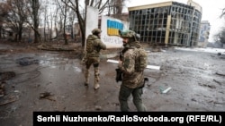 Militari ucraineni în orașul Bahmut, regiunea Donețk. 25 februarie 2023