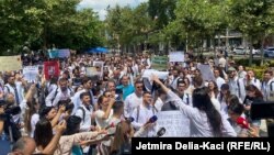 Protesta e studentëve të Universitetit të Mjekësisë para Kuvendit të Shqipërisë.