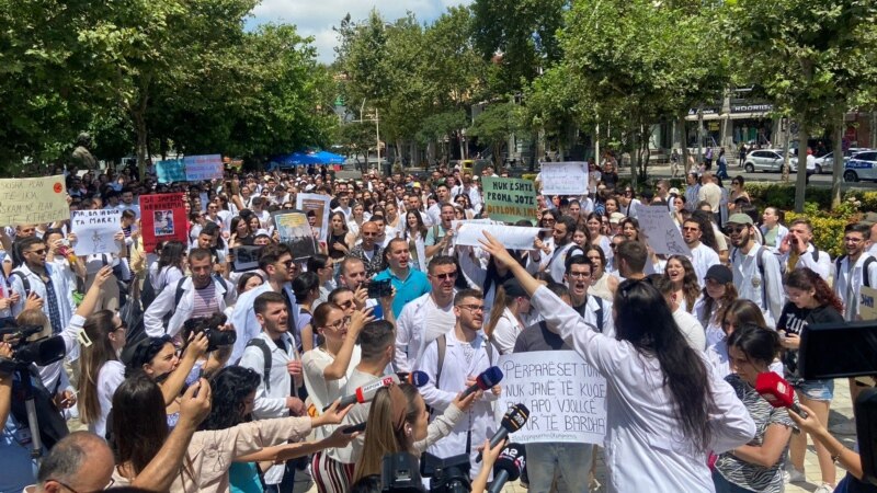Studentët e mjekësisë kundër “pengmarrjes së diplomës” nga shteti