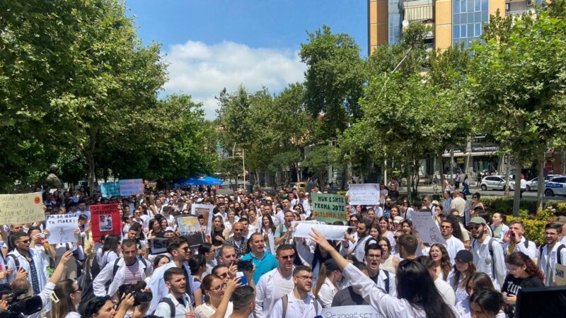 Shqipëri: Studentët e Mjekësisë i japin fund protestës pas marrëveshjes me rektorin