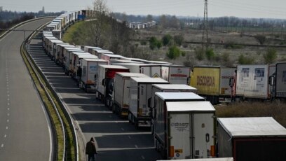 Дългите опашки причиняват проблеми за водачите околната среда и единния