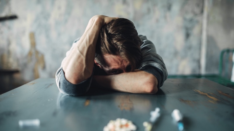 Cazul Rareș Ion, decedat după o supradoză de droguri. A fost reținută o femeie care i-ar fi dat Metadonă