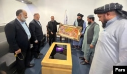عکسی که رسانه‌های ایران از دیدار حسن مرتضوی معاون سفارت جمهوری اسلامی با مزمل در مزار شریف منتشر کردند