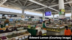 Residents in Turkmenistan's capital, Ashgabat, say they are feeling the pressure on daily staples that their markets import from Iran. (file photo)