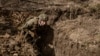 Vojnik vežba rovovsku borbu koja u središtu ukrajinskih pokušaja da se probije ruska odbrana