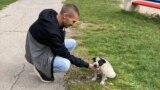 Almir Agić sa psom u parku u Ilijašu, gradiću u blizini Sarajeva u kojem živi sa majkom