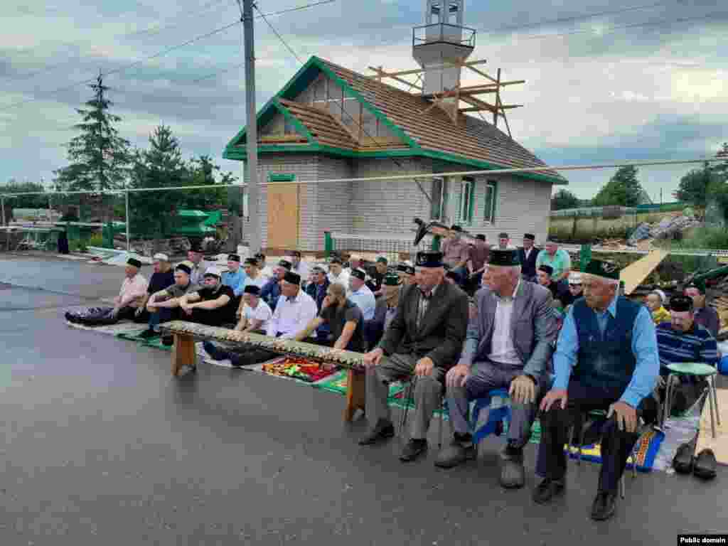 Прихожане собрались на утреннюю молитву в селе Колмакча Нижнекамского района республики Татарстан. В это время в мечети (на заднем плане) проводятся ремонтные работы